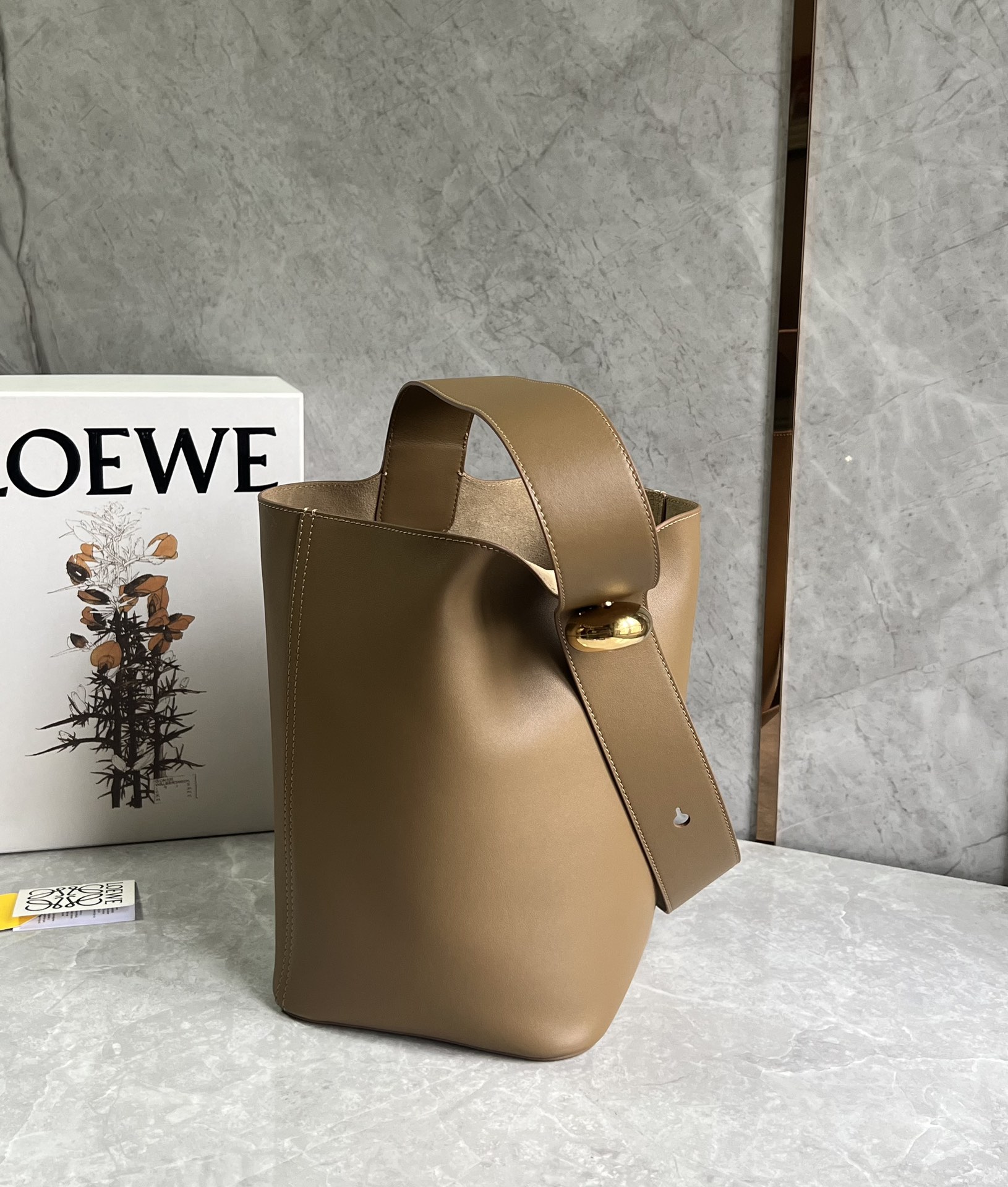 Loewe Medium Pebble Bucket in Mellow Calfskin Brown